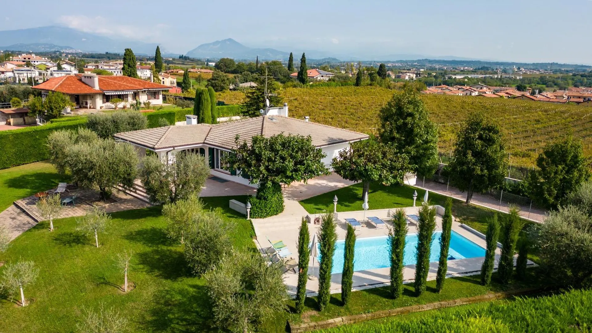 Villa Carini With 3000 Mq Garden & Heated Pool Castelnuovo del Garda