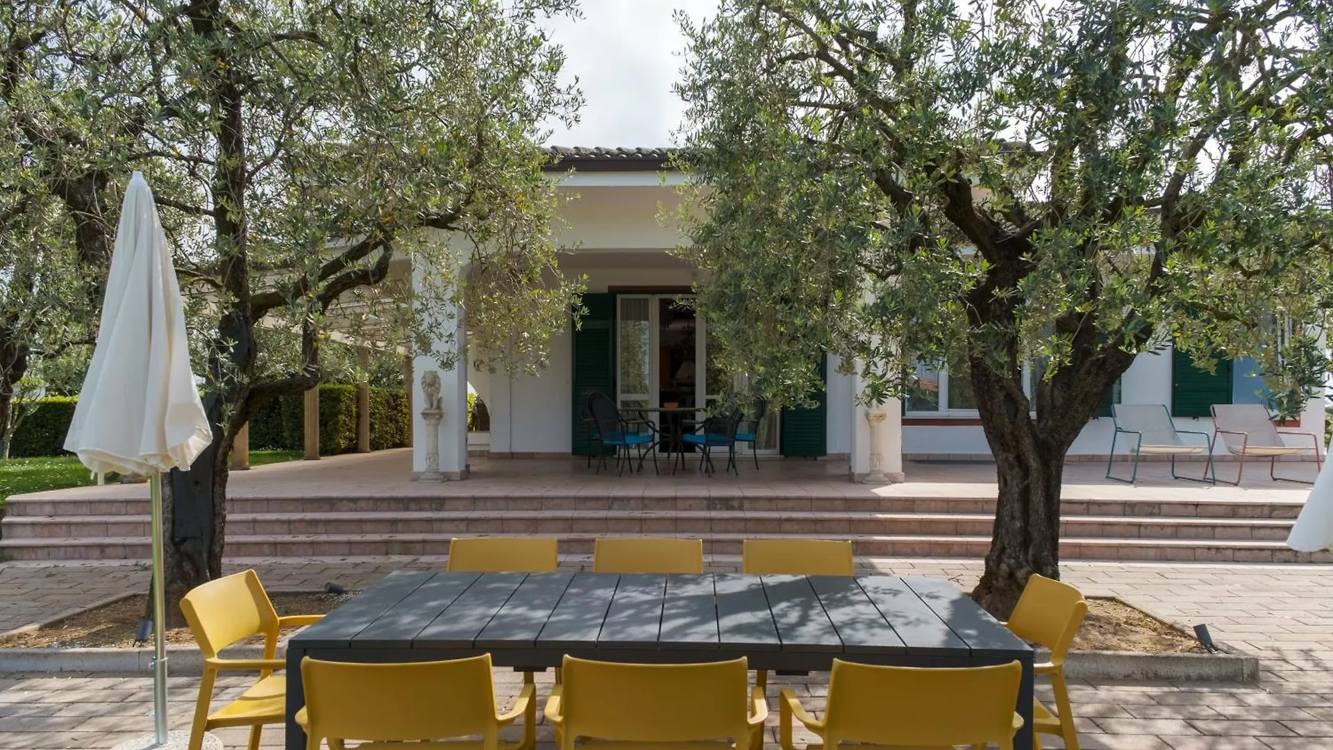 Villa Carini With 3000 Mq Garden & Heated Pool Castelnuovo del Garda Dom wakacyjny